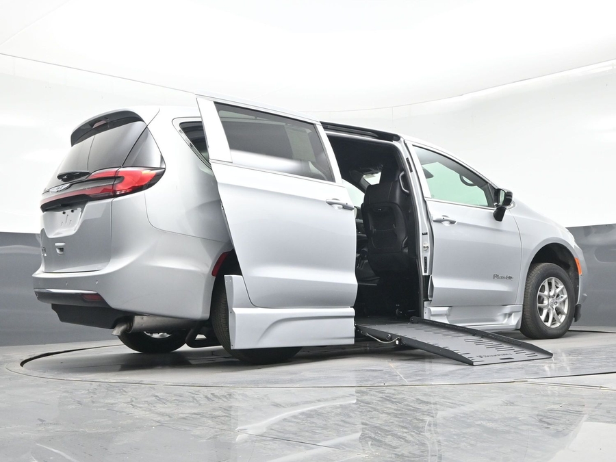 New 2026 Chrysler Pacifica Select Safety - BraunAbility Side Entry Entry Fold Out Automatic Ramp