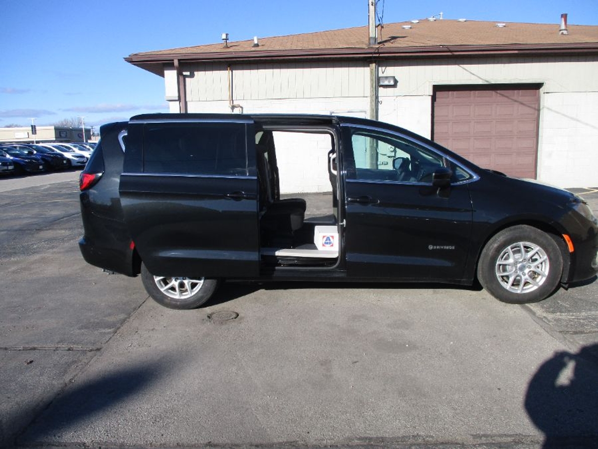 2024 CHRYSLER VOYAGER - Image 9