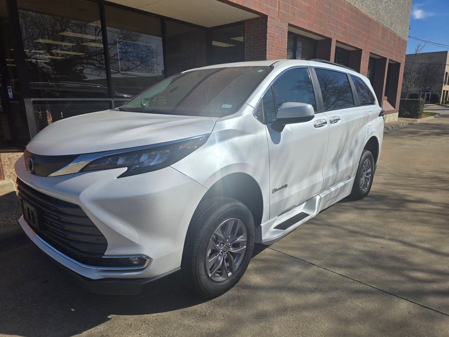 Used 2024 Toyota Sienna Hybrid XLE Plus - BraunAbility Side Entry Entry In Floor Automatic Ramp
