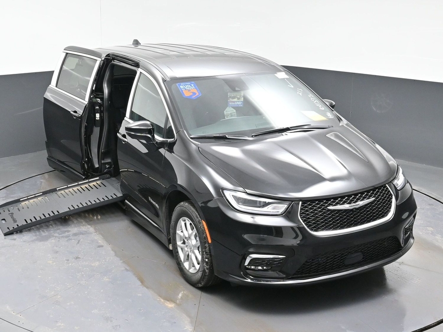 Black Chrysler Pacifica image number 22