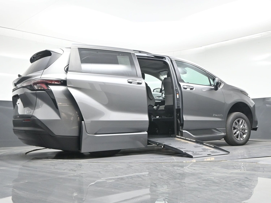 New 2026 Toyota Sienna Hybrid XLE Add - BraunAbility Side Entry Entry Fold Out Automatic Ramp