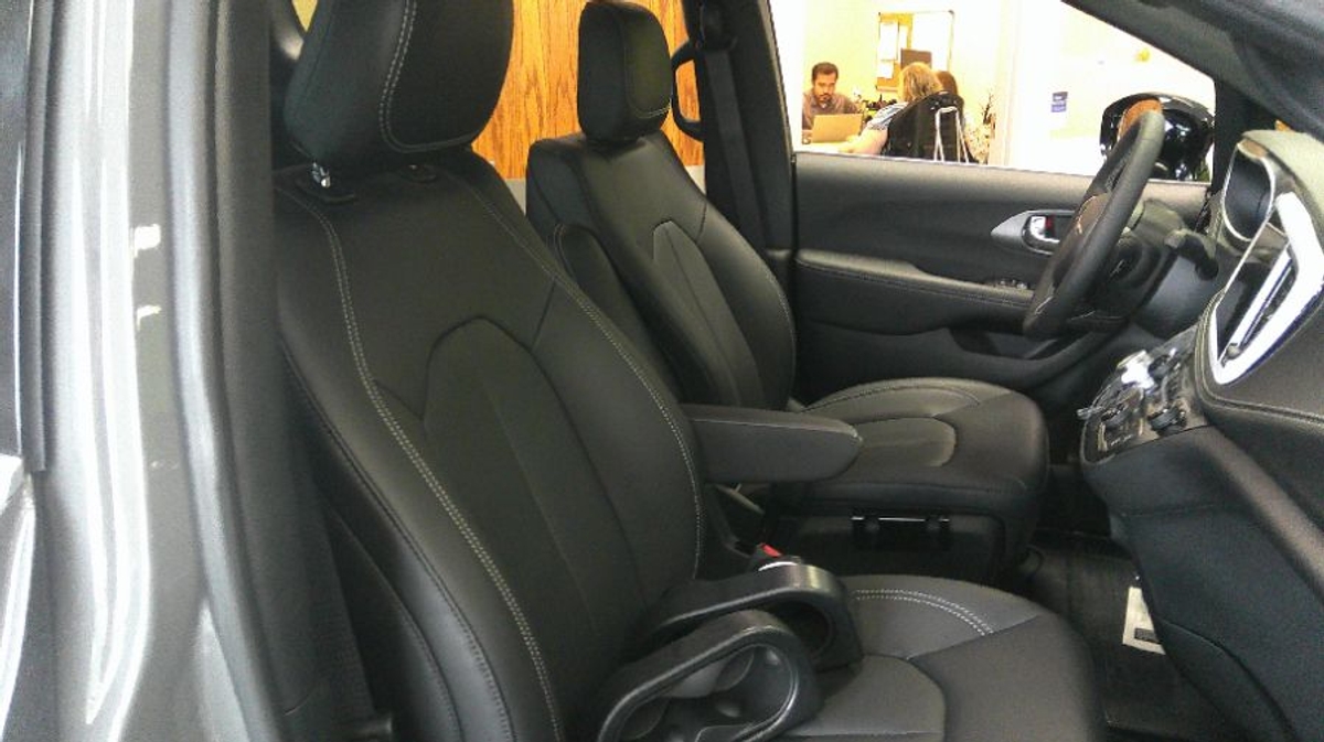 Grey Chrysler Pacifica image number 8