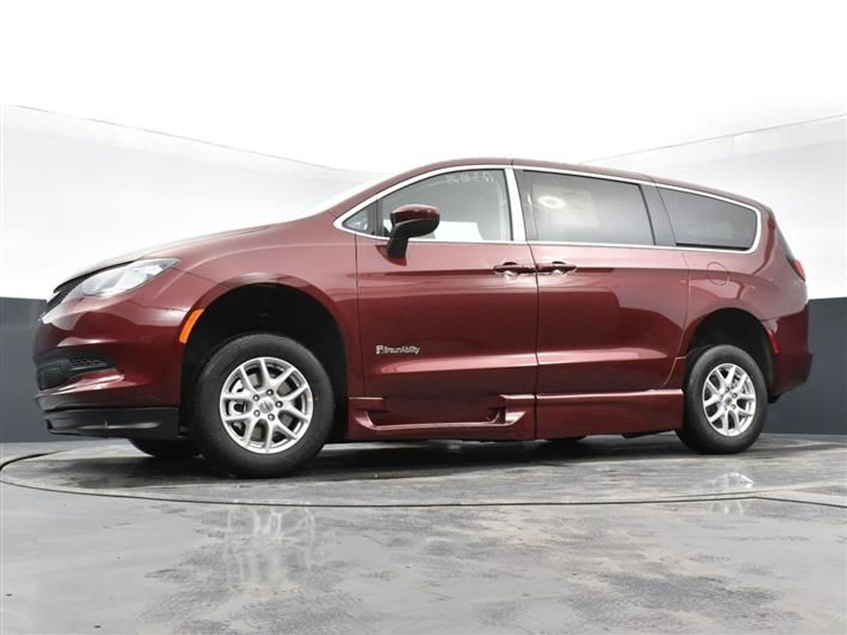 Red Chrysler Voyager image number 23