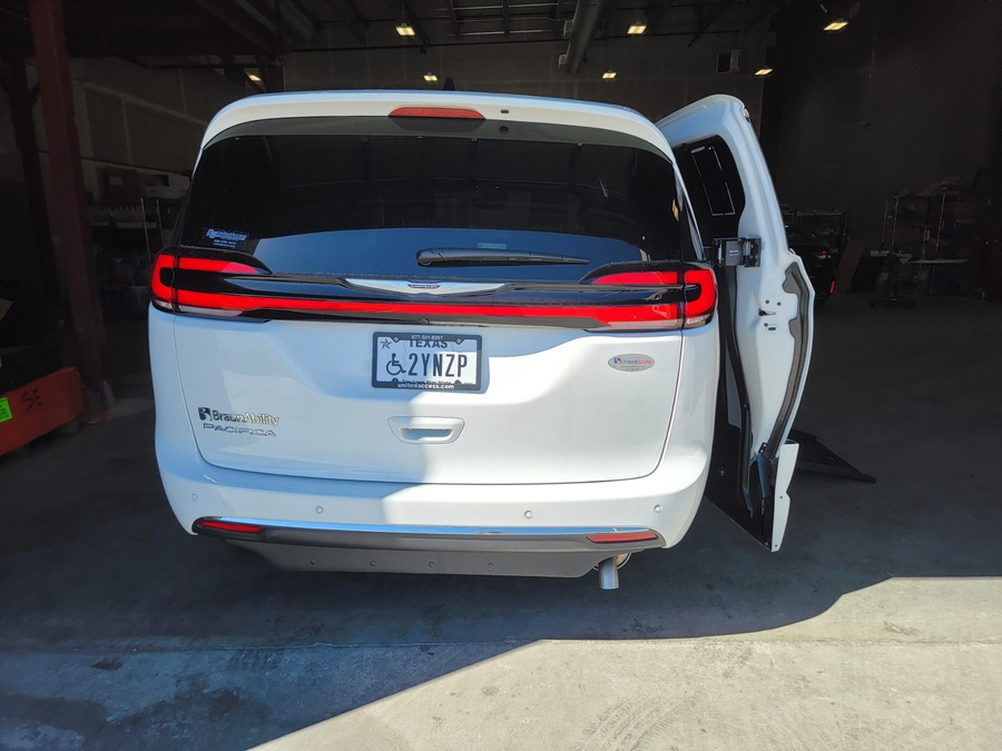 Used 2025 Chrysler Pacifica Select - BraunAbility Side Entry Entry Fold Out Automatic Ramp