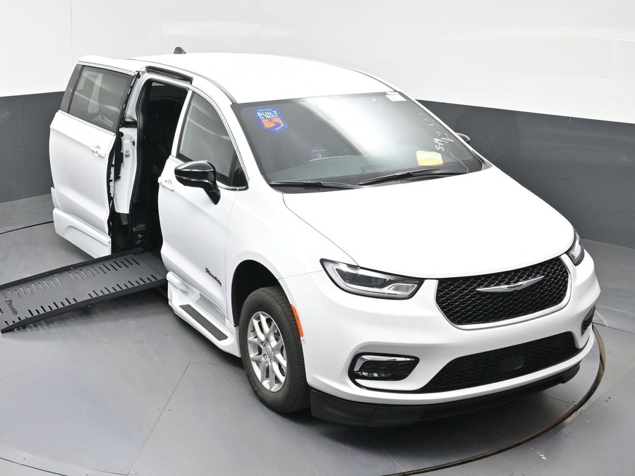 New 2026 Chrysler Pacifica Select Safety - BraunAbility Side Entry Entry Fold Out Automatic Ramp