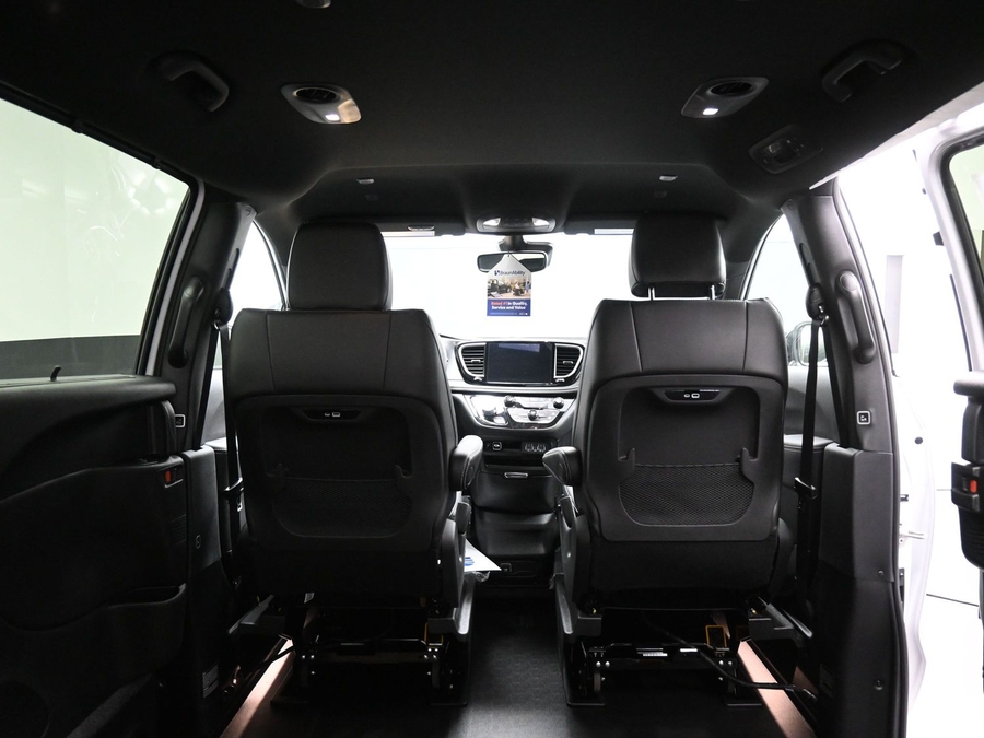 New 2025 Chrysler Pacifica Select Safety - BraunAbility Side Entry Entry In Floor Automatic Ramp