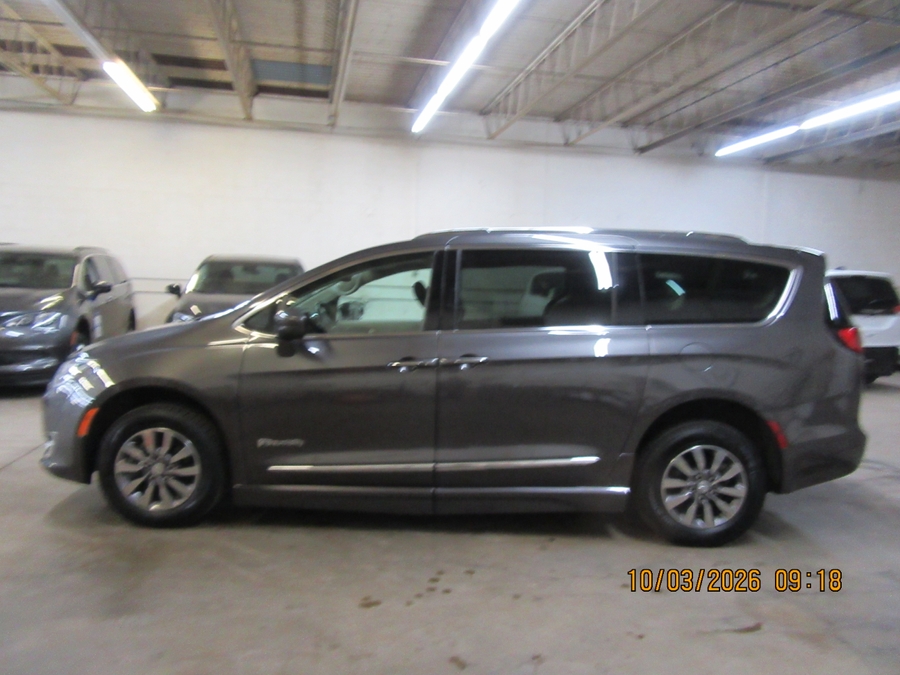 Grey Chrysler Pacifica image number 27