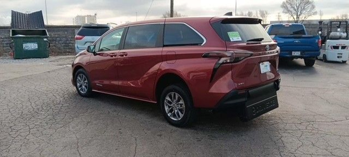Red Toyota Sienna image number 2