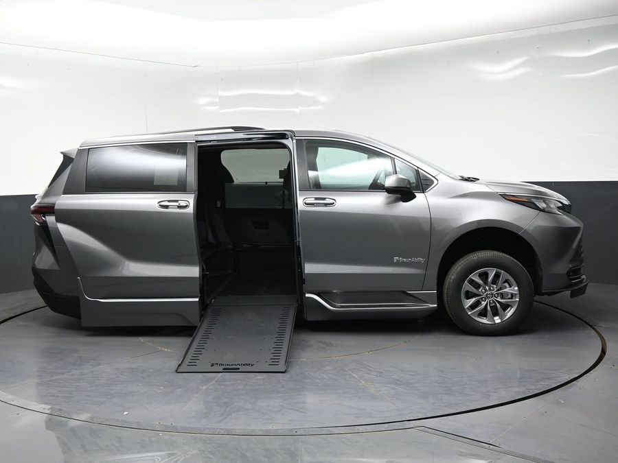 New 2026 Toyota Sienna Hybrid XLE Base - BraunAbility Side Entry In Floor Automatic Ramp