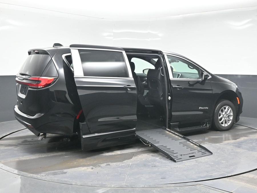 Black Chrysler Pacifica image number 6