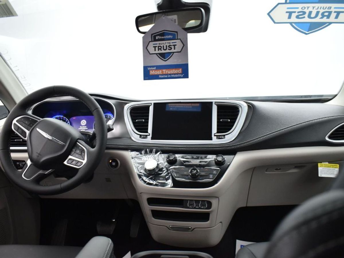 Silver Chrysler Pacifica image number 3