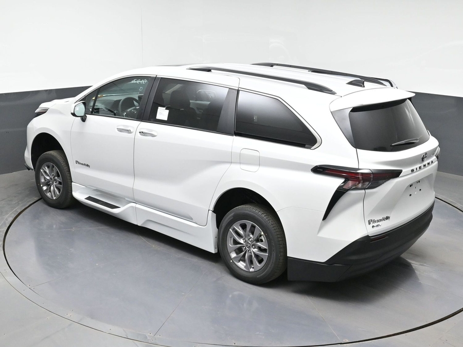 New 2026 Toyota Sienna Hybrid XLE Base - BraunAbility Side Entry Entry Fold Out Automatic Ramp