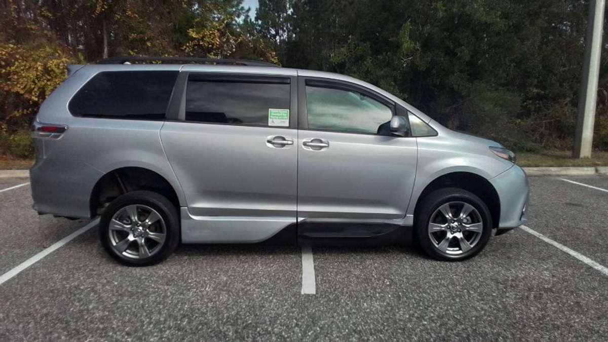 Silver Toyota Sienna image number 1