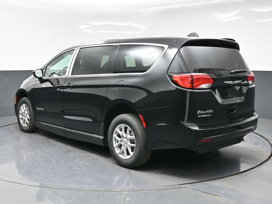 Black Chrysler Voyager image number 4