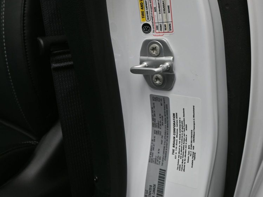 White Chrysler Pacifica image number 14
