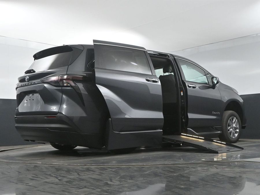 New 2025 Toyota Sienna Hybrid XLE Base - BraunAbility Side Entry Entry Fold Out Automatic Ramp