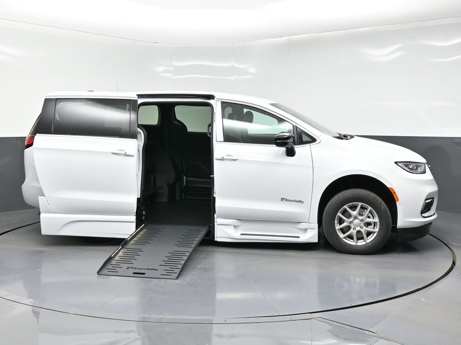 White Chrysler Pacifica image number 7