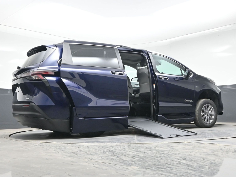 Blue Toyota Sienna image number 18
