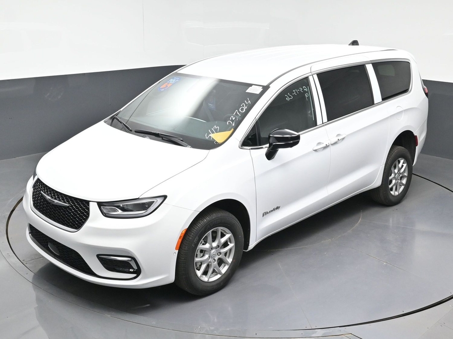 White Chrysler Pacifica image number 22