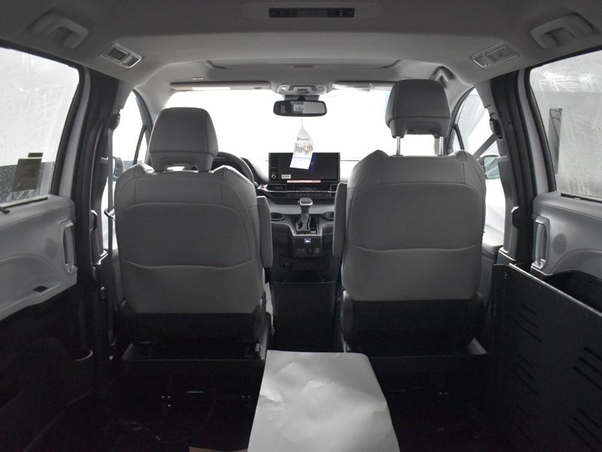 White Toyota Sienna image number 14