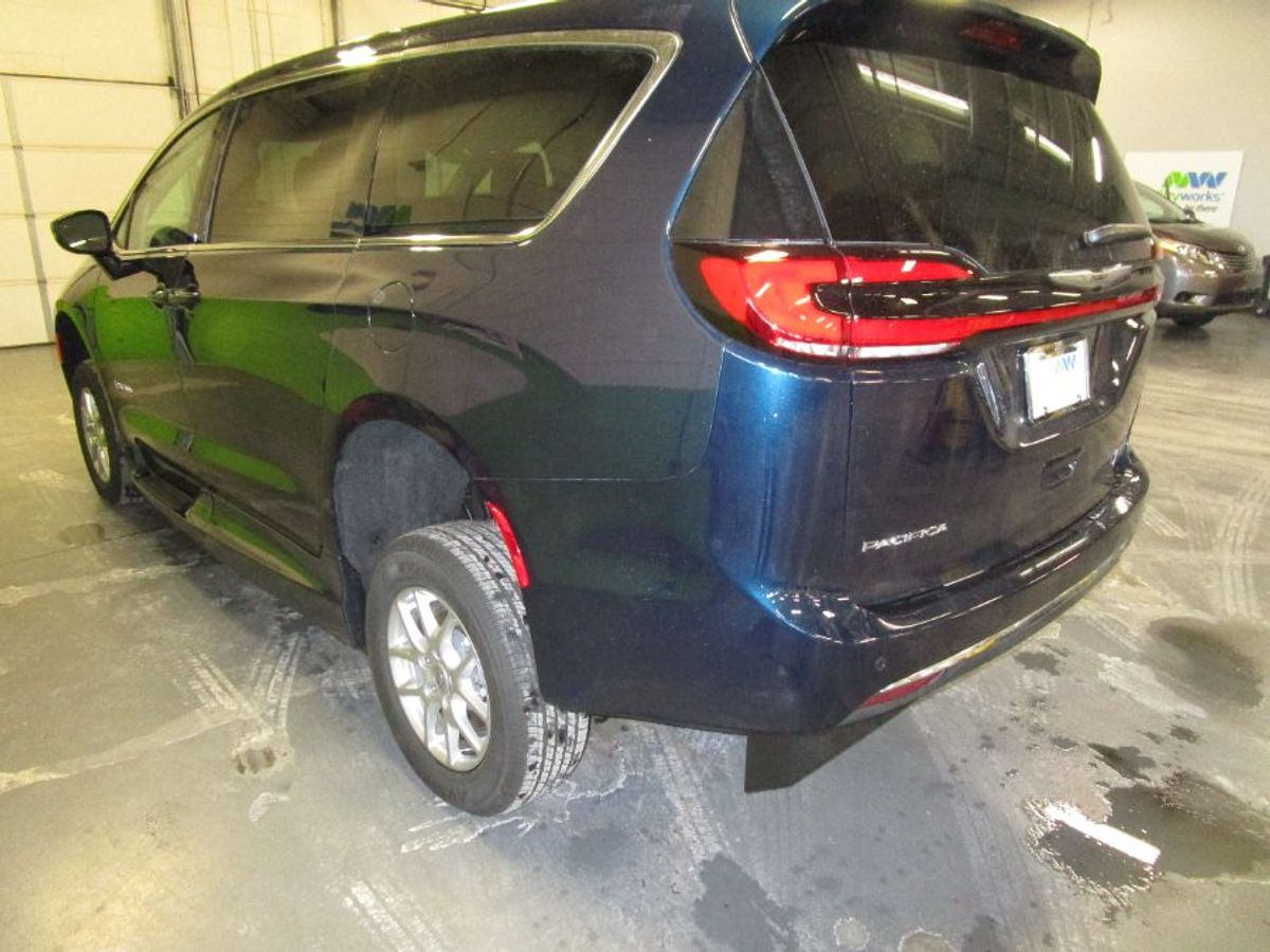 Blue Chrysler Pacifica image number 4