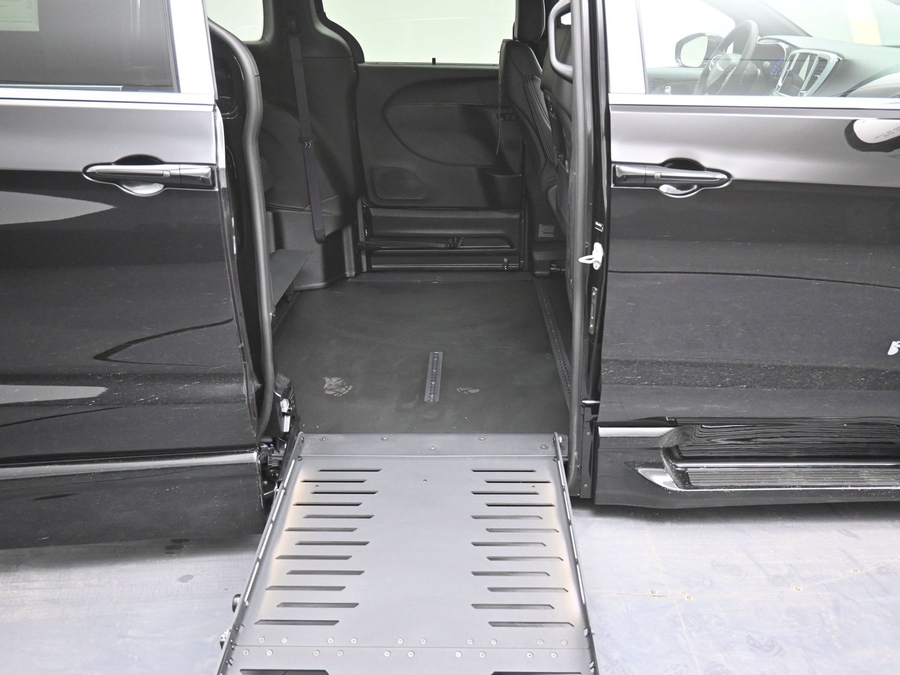 Black Chrysler Pacifica image number 11