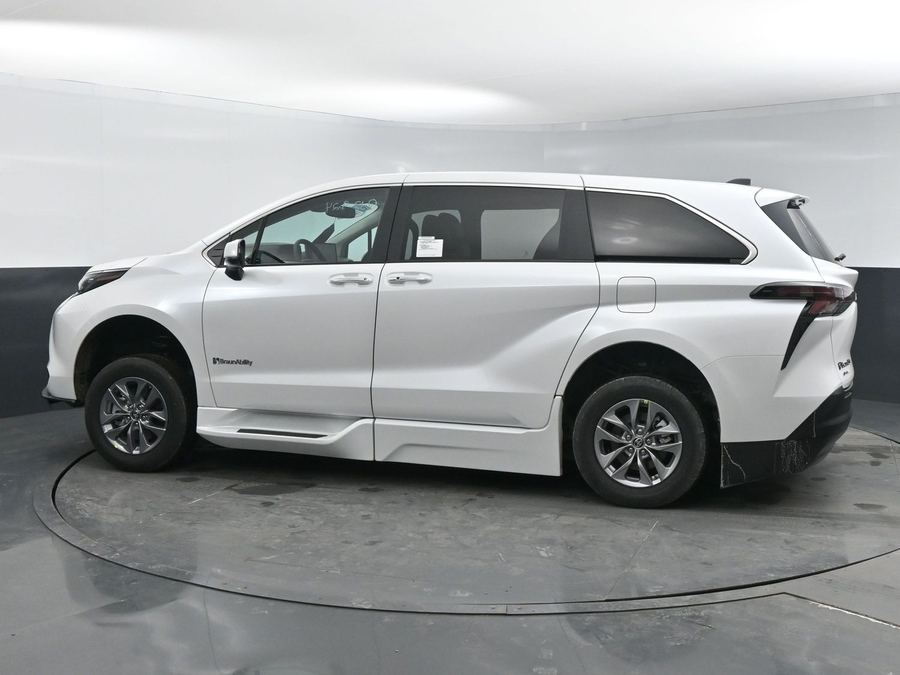 New 2025 Toyota Sienna Hybrid XLE Base - BraunAbility Side Entry Entry In Floor Automatic Ramp