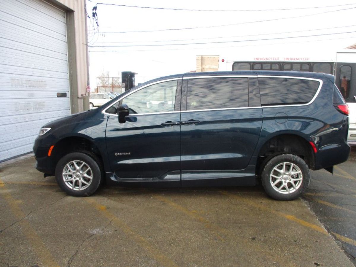 2024 CHRYSLER PACIFICA - Image 4