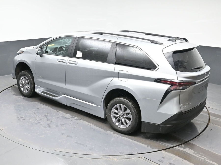 New 2025 Toyota Sienna Hybrid XLE Plus - BraunAbility Side Entry Entry Fold Out Automatic Ramp