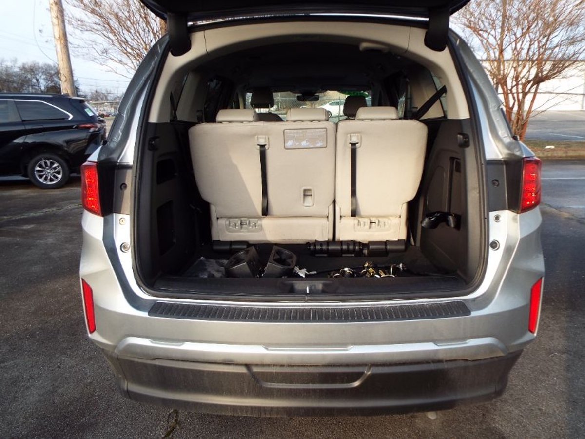 Silver Honda Odyssey image number 29