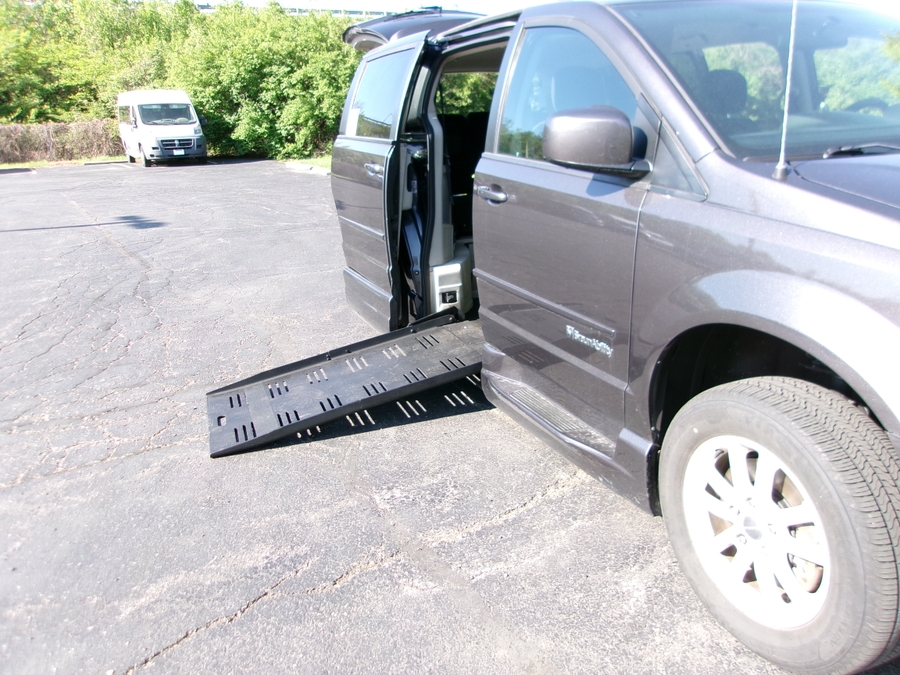 Grey Dodge Grand Caravan image number 5