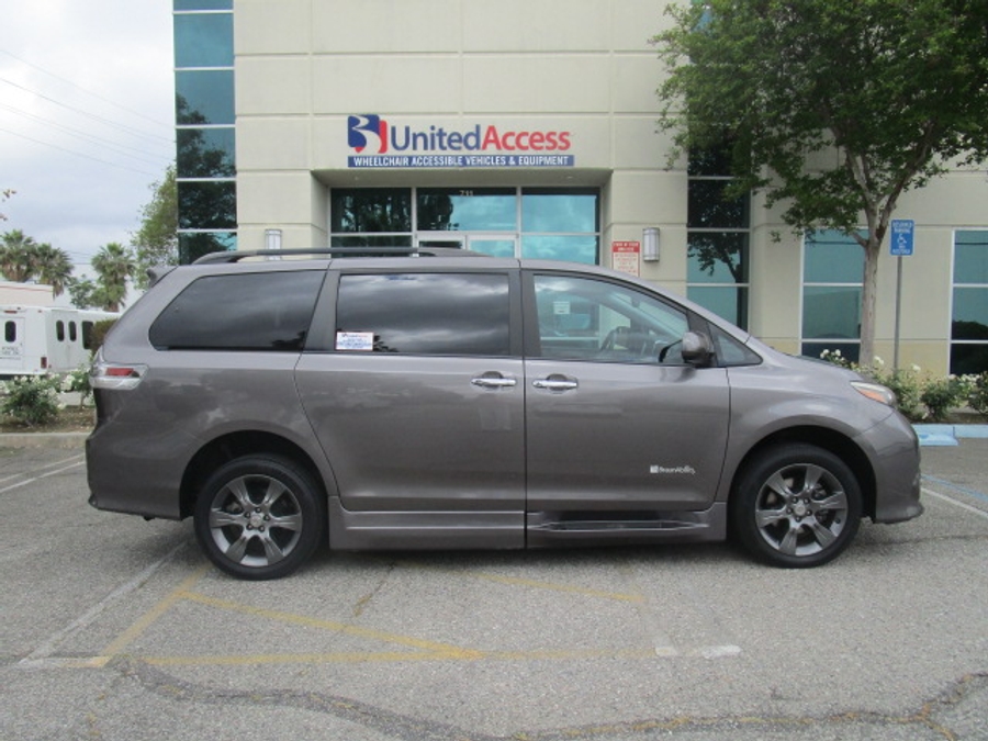 Used 2016 Toyota Sienna SE - BraunAbility Side Entry Entry Fold Out Automatic Ramp