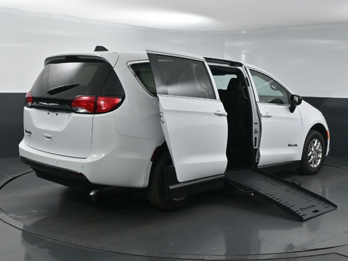 2025 CHRYSLER VOYAGER - Image 8