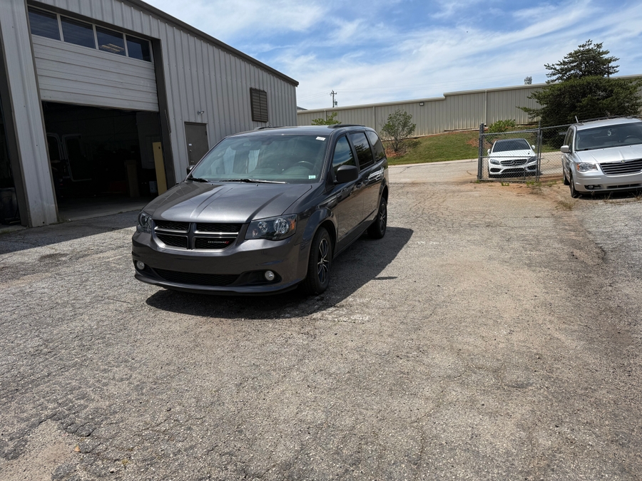 Grey Dodge Grand Caravan image number 4