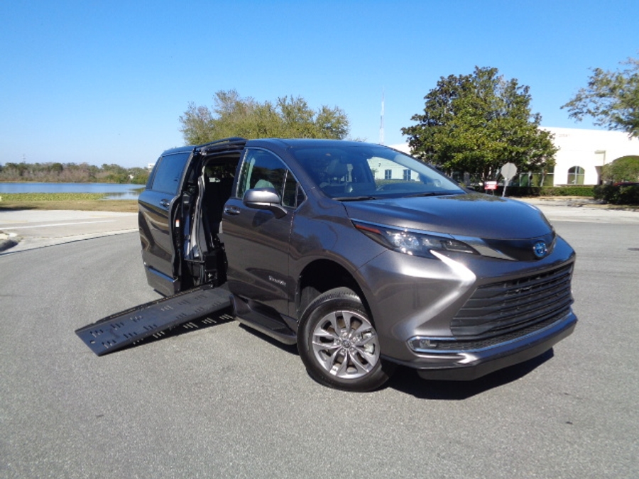 Used 2024 Toyota Sienna Hybrid XLE Plus - BraunAbility Side Entry Entry Fold Out Automatic Ramp