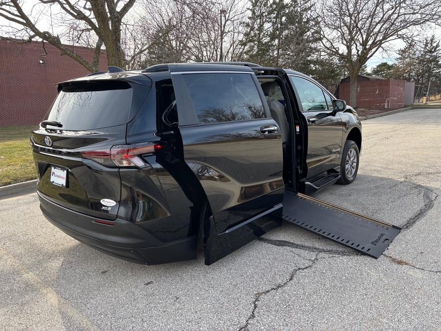 Used 2025 Toyota Sienna Hybrid XLE Base - BraunAbility Side Entry Entry In Floor Automatic Ramp