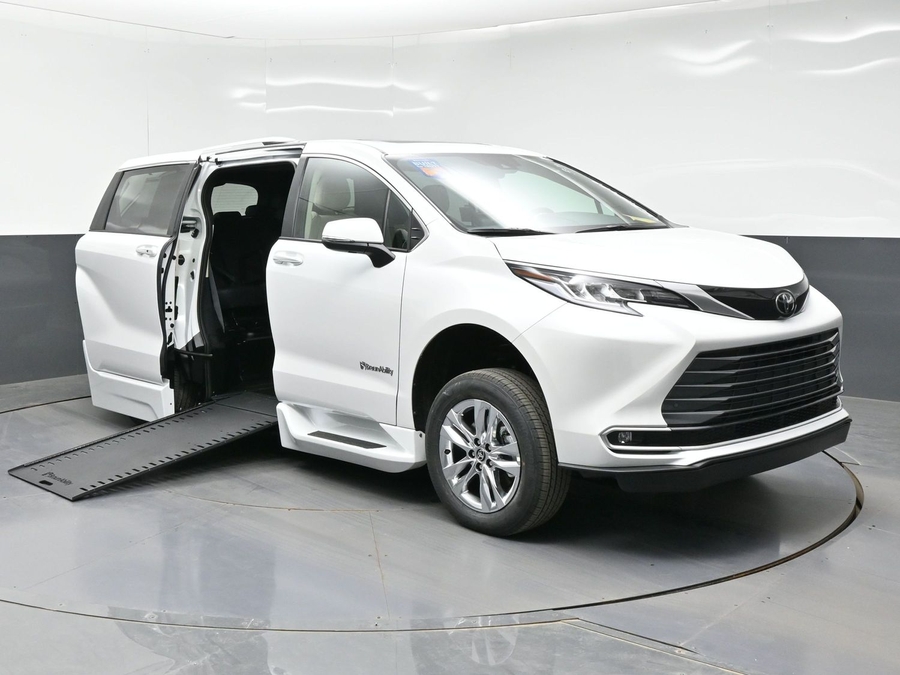 New 2026 Toyota Sienna Hybrid Limited - BraunAbility Side Entry In Floor Automatic Ramp