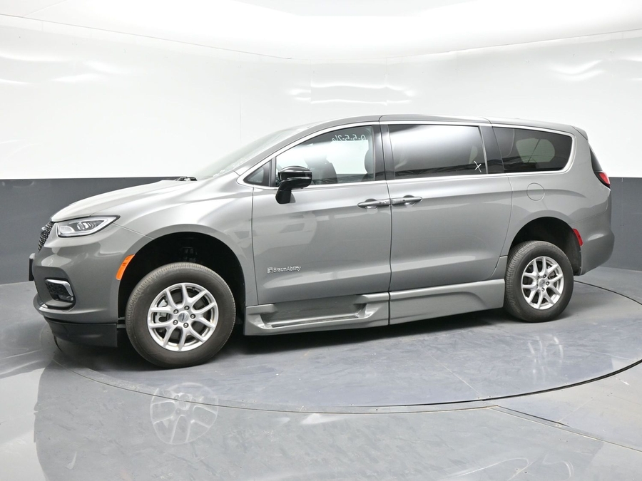 Used 2025 Chrysler Pacifica Select - BraunAbility Side Entry Entry Fold Out Automatic Ramp