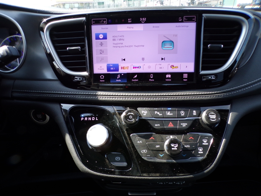 Black Chrysler Pacifica image number 45