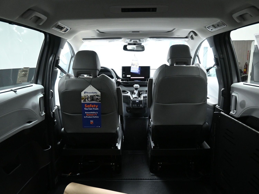 New 2026 Toyota Sienna Hybrid XLE Base - BraunAbility Side Entry Fold Out Automatic Ramp