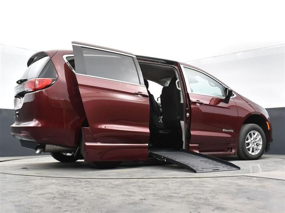 Red Chrysler Voyager image number 6