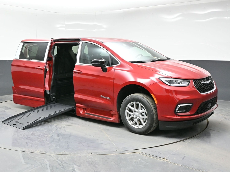 New 2026 Chrysler Pacifica Select Safety - BraunAbility Side Entry Entry Fold Out Automatic Ramp