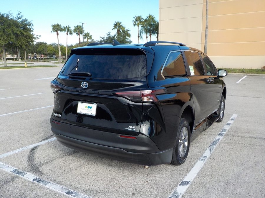 Black Toyota Sienna image number 30