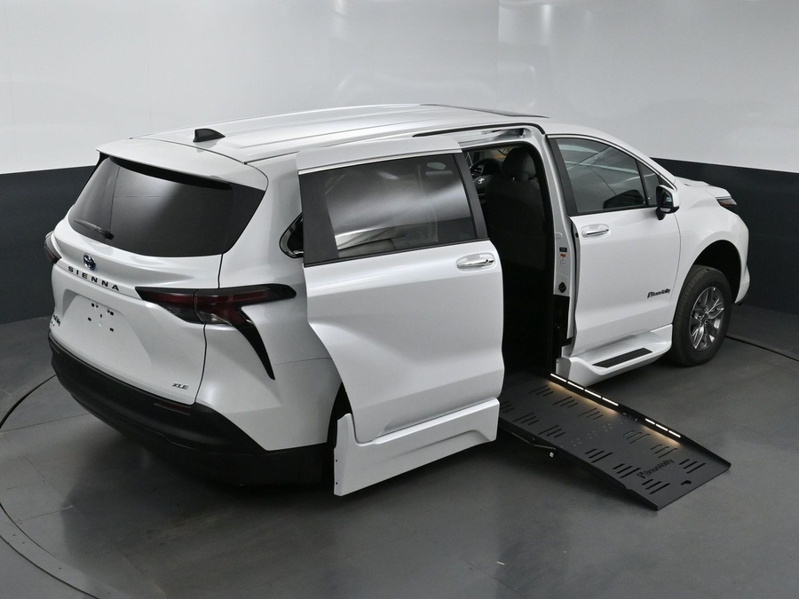 New 2025 Toyota Sienna Hybrid XLE Base - BraunAbility Side Entry Entry Fold Out Automatic Ramp