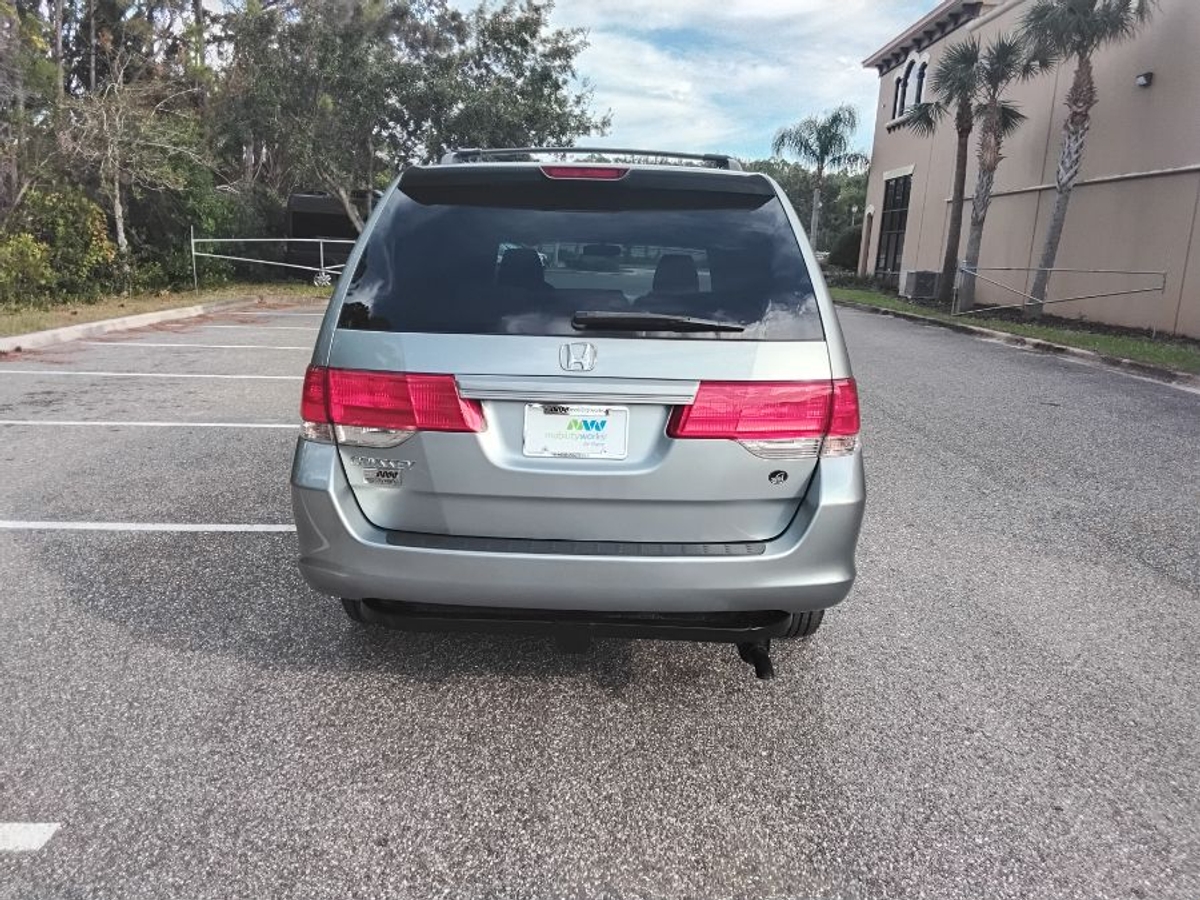 Blue Honda Odyssey image number 4