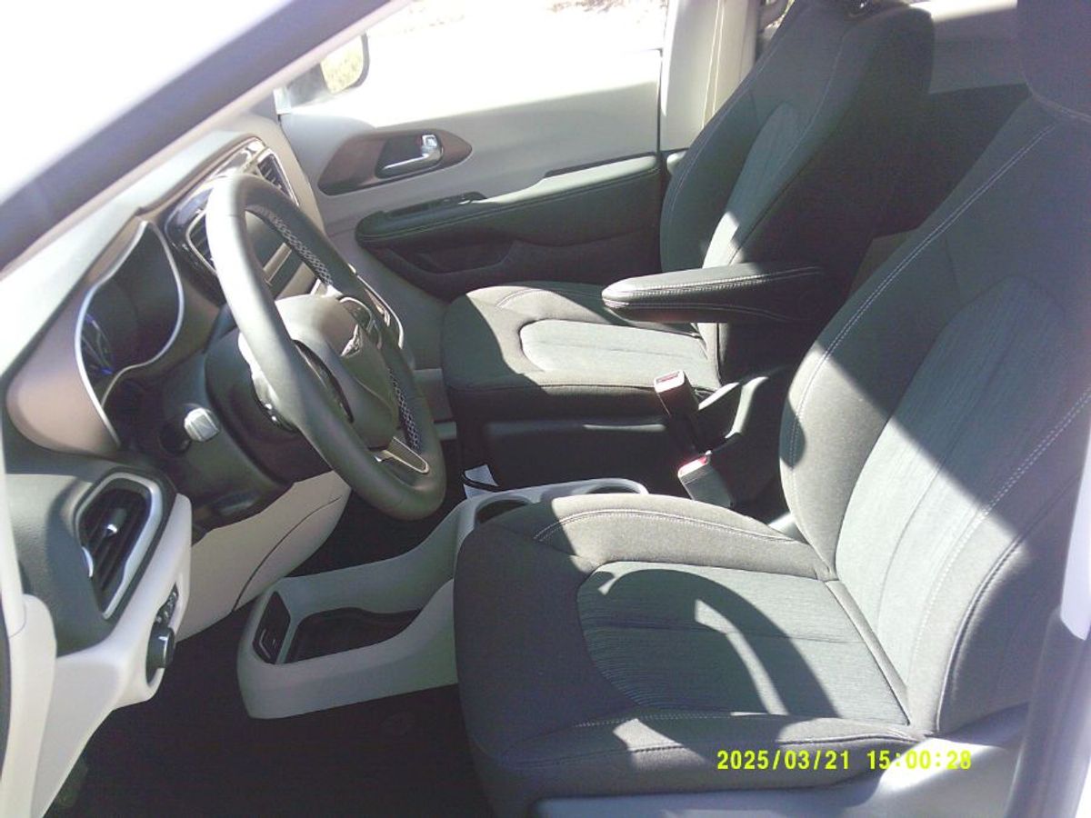 2024 CHRYSLER VOYAGER - Image 10