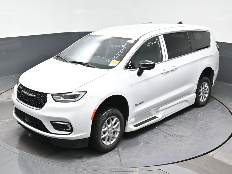 White Chrysler Pacifica image number 20