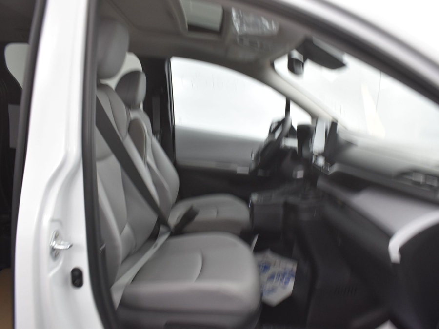 New 2025 Toyota Sienna Hybrid XLE Base - BraunAbility Side Entry Entry Fold Out Automatic Ramp