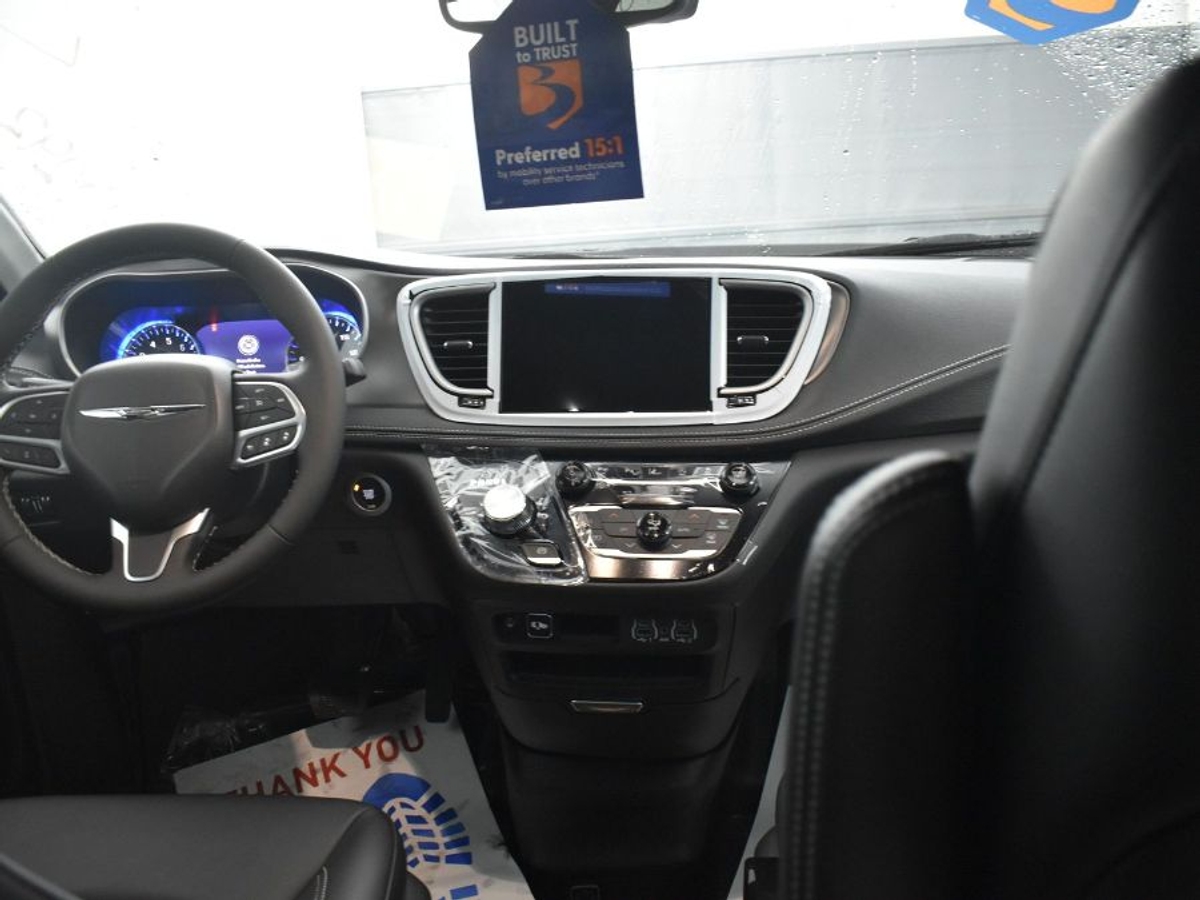 2025 CHRYSLER PACIFICA - Image 13