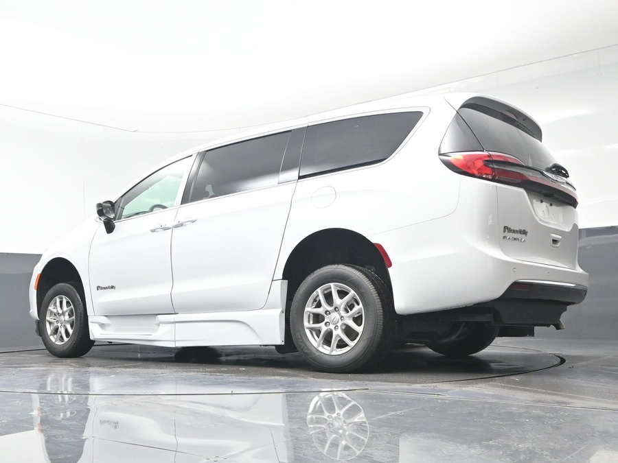 White Chrysler Pacifica image number 19